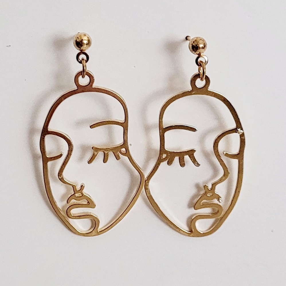Silhouette dangle earrings💫